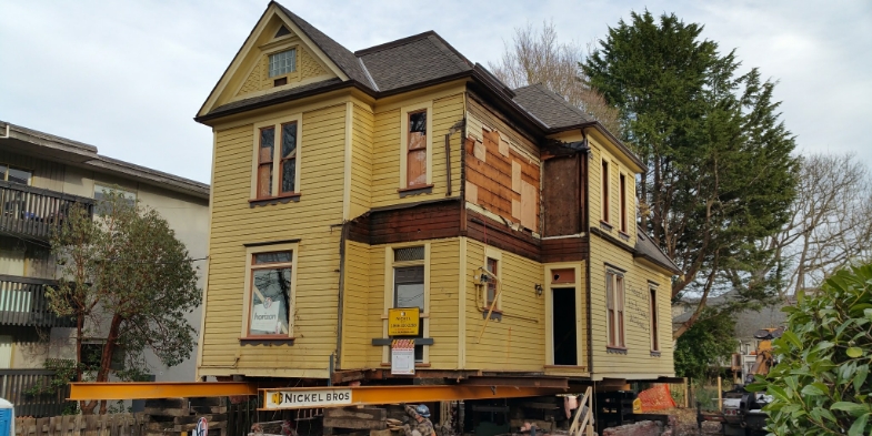 House lifting a heritage house